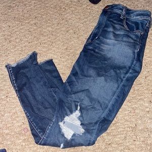 AMERICAN EAGLE RIPPED JEANS